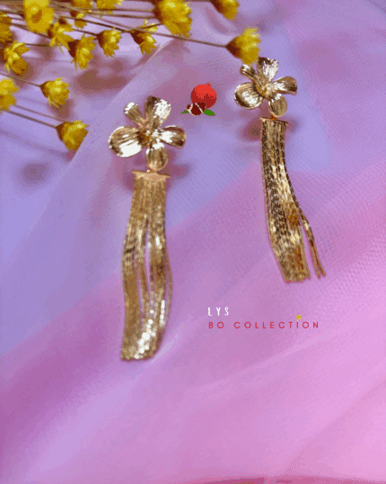 Boucle d'oreilles avec clou d'oreille fleur en plaqué or et petit pendentif à frange en plaqué or