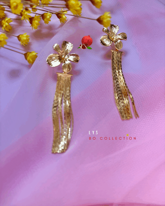 Boucle d'oreilles avec clou d'oreille fleur en plaqué or et petit pendentif à frange en plaqué or