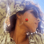 Créole très raffinée plaqué or avec petites feuilles texturées