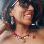 Collier cordon en tissu coloré avec 13 breloques en acier inoxydable