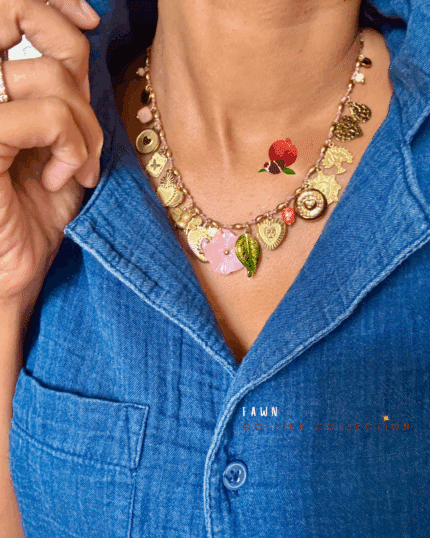 Collier coloré avec 19 breloques en acier inoxydable