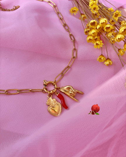 Collier avec maille rectangulaire et grand fermoir rond en acier inoxydable avec 3 breloques amovibles en acier inoxydable : coeur, piment, main