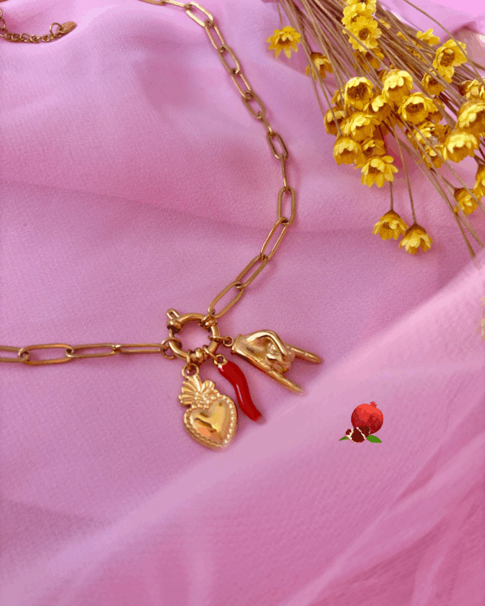 Collier avec maille rectangulaire et grand fermoir rond en acier inoxydable avec 3 breloques amovibles en acier inoxydable : coeur, piment, main