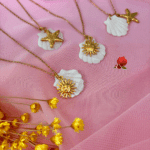 Collier en acier inoxydable avec coquillage en nacre (2,5cm de large) 2 modèles au choix : pendentif étoile ou pendentif soleil