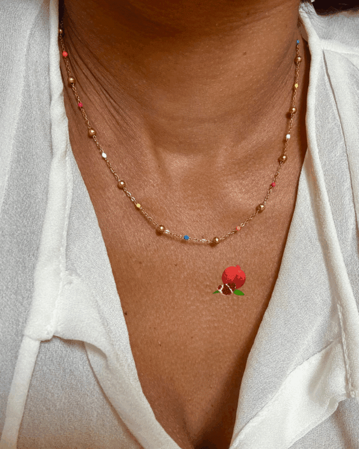 Collier simple avec détails colorés en acier inoxydable