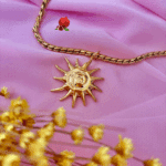 Collier en acier inoxydable avec chaine épaisse torsadée et pendentif soleil texturé