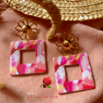 Boucle d'oreille avec pendentif fleur en acier inoxydable Pendentif de forme carré ajouré au coloris marbré dans les tons rouge, rosés