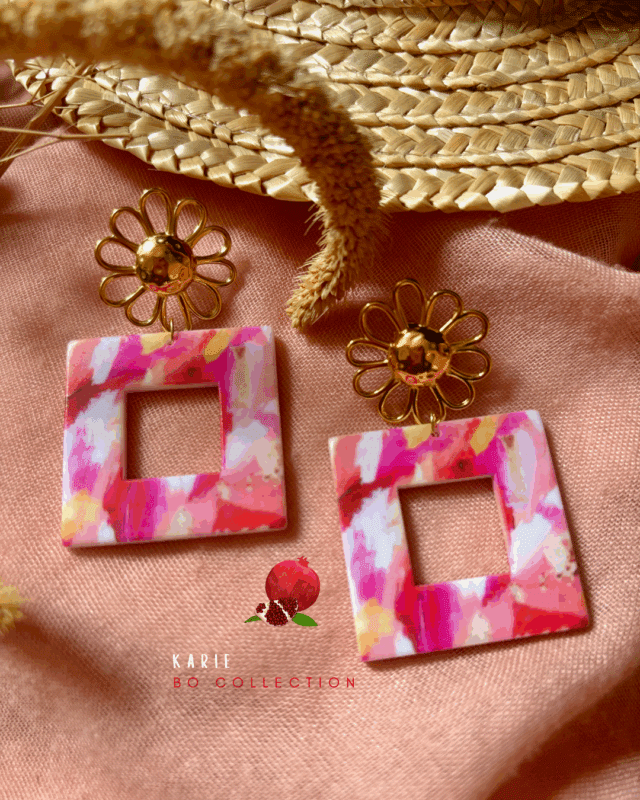 Boucle d'oreille avec pendentif fleur en acier inoxydable Pendentif de forme carré ajouré au coloris marbré dans les tons rouge, rosés