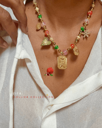Collier travaillé avec perles colorées et dorées avec 5 breloques en acier inoxydable
