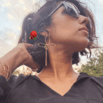 Boucle d'oreilles en forme de fleur avec 3 petites chainettes 