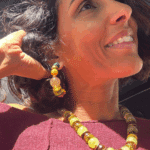 Boucle d'oreille de type créole avec perles rondes en résine et en acier inoxydable aux coloris multicolores