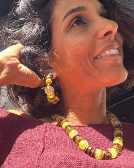 Boucle d'oreille de type créole avec perles rondes en résine et en acier inoxydable aux coloris multicolores