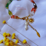 Bracelet aux coloris variés en résine avec 3 pendentifs (perles d'eau douce et acier inoxydable) Longueur  : 20 cm Peut aussi être utilisé en bracelet de cheville