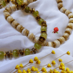 Collier avec grosses perles en résine et intercalaires en acier inoxydable. Très tendance 2 coloris : vert ou blanc cassé marbré