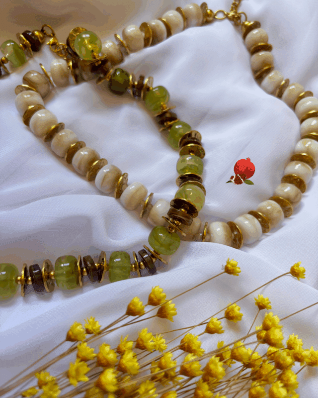 Collier avec grosses perles en résine et intercalaires en acier inoxydable. Très tendance 2 coloris : vert ou blanc cassé marbré