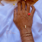 Bijou de main très fin orné de 4 strass en zirconium et de 3 petites chainettes au poignet