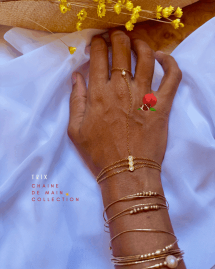 Bijou de main très fin orné de 4 strass en zirconium et de 3 petites chainettes au poignet