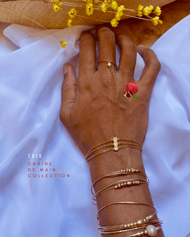 Bijou de main très fin orné de 4 strass en zirconium et de 3 petites chainettes au poignet