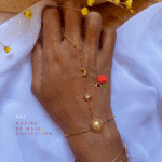 Chaine de main en acier inoxydable orné de 3 astres : soleil, étoile, lune