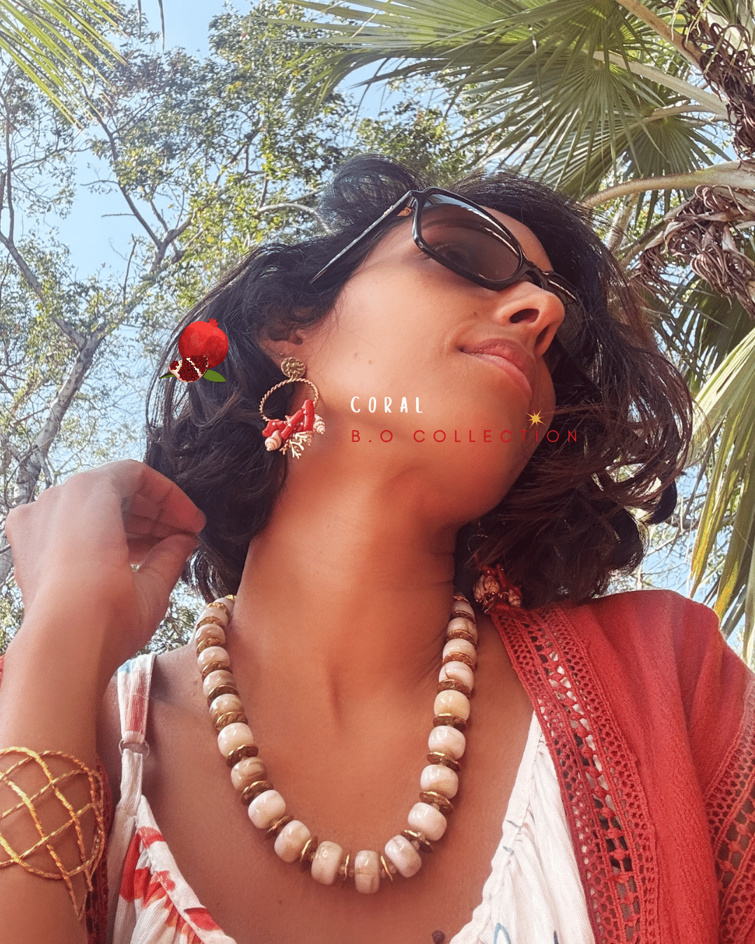 Coral Boucle d'oreille de type créole avec anneau texturé et torsadé associé à 11 petites breloques coquillages avec des petites teintes de rouge