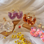 Boucle d'oreille Grâce : "délicatement brillante"  4 coloris au choix : blanc, lilas, marron glacé, rose nacré 2 clous d'oreilles au choix : papillon, ovale texturé