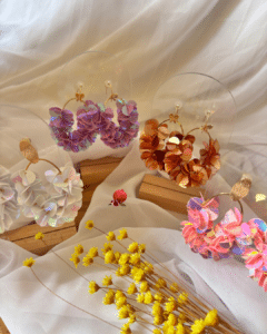 Boucle d'oreille Grâce : "délicatement brillante"  4 coloris au choix : blanc, lilas, marron glacé, rose nacré 2 clous d'oreilles au choix : papillon, ovale texturé