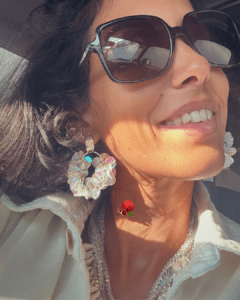 Boucle d'oreille Grâce : "délicatement brillante"  4 coloris au choix : blanc, lilas, marron glacé, rose nacré 2 clous d'oreilles au choix : papillon, ovale texturé