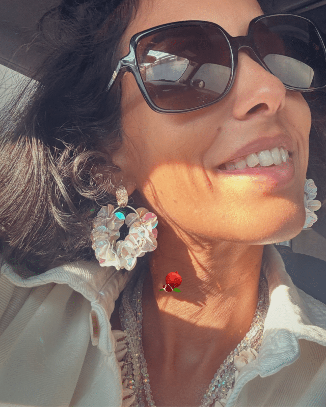 Boucle d'oreille Grâce : "délicatement brillante"  4 coloris au choix : blanc, lilas, marron glacé, rose nacré 2 clous d'oreilles au choix : papillon, ovale texturé