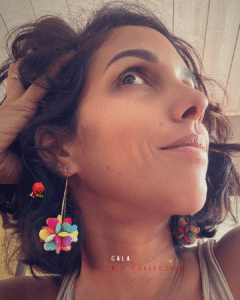 Boucle d'oreille pendante colorée multicolore en laiton dorée à l'or fin Pendentif en résine Longueur : 7cm