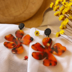 Boucle d'oreille avec clou d'oreille rond noir Pendentif fleur en résine motif légèrement léopard Longueur : 6cm