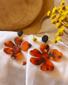 Boucle d'oreille avec clou d'oreille rond noir Pendentif fleur en résine motif légèrement léopard Longueur : 6cm