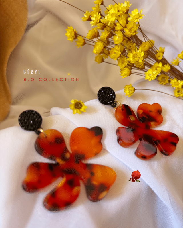 Boucle d'oreille avec clou d'oreille rond noir Pendentif fleur en résine motif légèrement léopard Longueur : 6cm