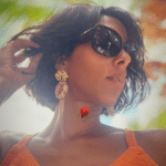 Boucle d’oreille pendante composée d'un pendentif perlé de forme ovale et d’une pampille 2 coloris au choix : nude ou écru marbré Clou d’oreille en acier inoxydable Longueur totale : 8,5 cm