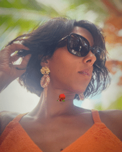 Boucle d’oreille pendante composée d'un pendentif perlé de forme ovale et d’une pampille 2 coloris au choix : nude ou écru marbré Clou d’oreille en acier inoxydable Longueur totale : 8,5 cm