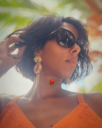 Boucle d’oreille pendante composée d'un pendentif perlé de forme ovale et d’une pampille 2 coloris au choix : nude ou écru marbré Clou d’oreille en acier inoxydable Longueur totale : 8,5 cm