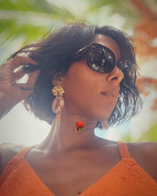 Boucle d’oreille pendante composée d'un pendentif perlé de forme ovale et d’une pampille 2 coloris au choix : nude ou écru marbré Clou d’oreille en acier inoxydable Longueur totale : 8,5 cm