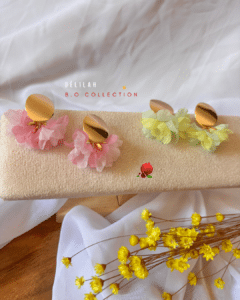 Boucle d'oreille fleurie Clou d'oreille acier inoxydable 2 pampilles fleurs  Coloris : rose ou jaune/vert Longueur 4 cm