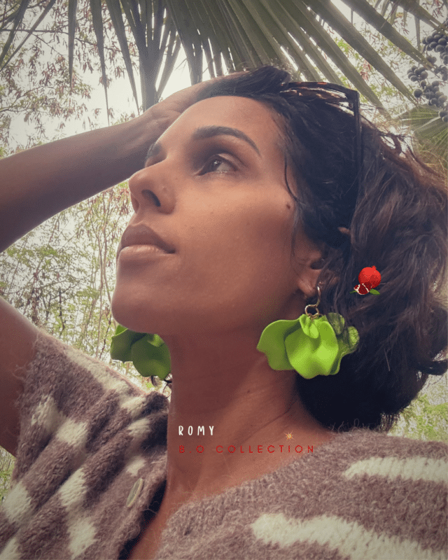 Boucle d'oreille colorée avec pétales de fleur Clou d'oreille en laiton doré à l'or fin 18 carats Plusieurs coloris au choix : Rose pale, doré, rosse fuchsia, vert pomme