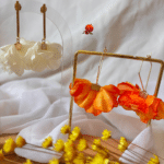 Boucle d'oreille fleurie en tissu orange marbré ou blanc 2 modèles de clous d’oreille au choix :  forme hexagonale dorée à l’or fin 24 carats forme tige droite dorée à l'or fin 24 carats