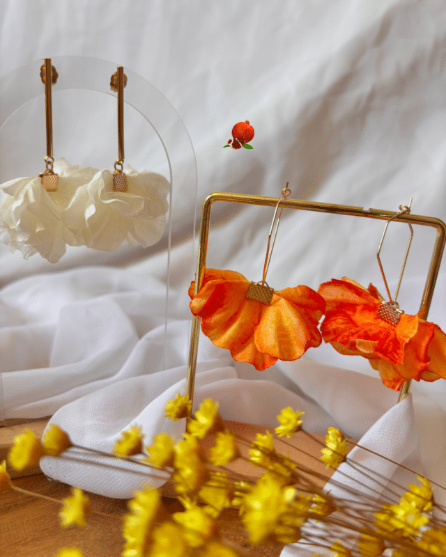 Boucle d'oreille fleurie en tissu orange marbré ou blanc 2 modèles de clous d’oreille au choix :  forme hexagonale dorée à l’or fin 24 carats forme tige droite dorée à l'or fin 24 carats