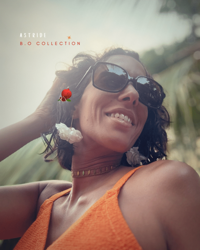 Boucle d'oreille fleurie en tissu orange marbré ou blanc 2 modèles de clous d’oreille au choix :  forme hexagonale dorée à l’or fin 24 carats forme tige droite dorée à l'or fin 24 carats