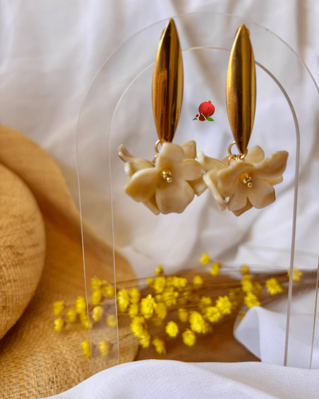 Boucle d’oreille avec trio de petites fleurs Coloris écru marbré Clou d’oreille tige en acier inoxydable Longueur totale : 5 cm