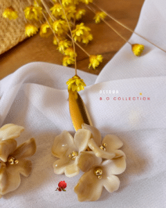 Boucle d’oreille avec trio de petites fleurs Coloris écru marbré Clou d’oreille tige en acier inoxydable Longueur totale : 5 cm