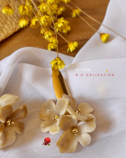 Boucle d’oreille avec trio de petites fleurs Coloris écru marbré Clou d’oreille tige en acier inoxydable Longueur totale : 5 cm