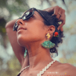 Boucle d’oreille avec clou d'oreille losange en acier inoxydable Coloris vert Pendentif losange en résine et en perles tressées à la main