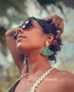 Boucle d’oreille avec clou d'oreille losange en acier inoxydable Coloris vert Pendentif losange en résine et en perles tressées à la main