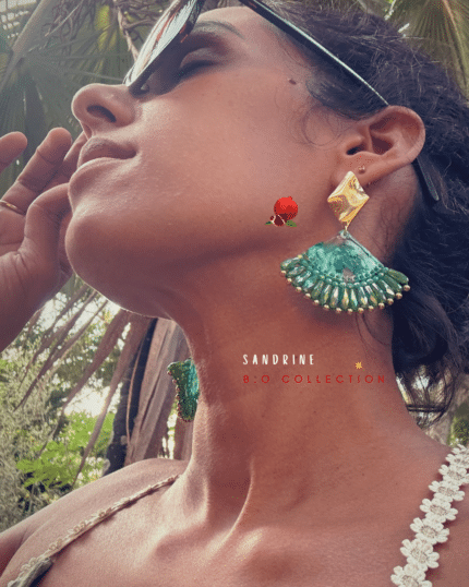 Boucle d’oreille avec clou d'oreille losange en acier inoxydable Coloris vert Pendentif losange en résine et en perles tressées à la main