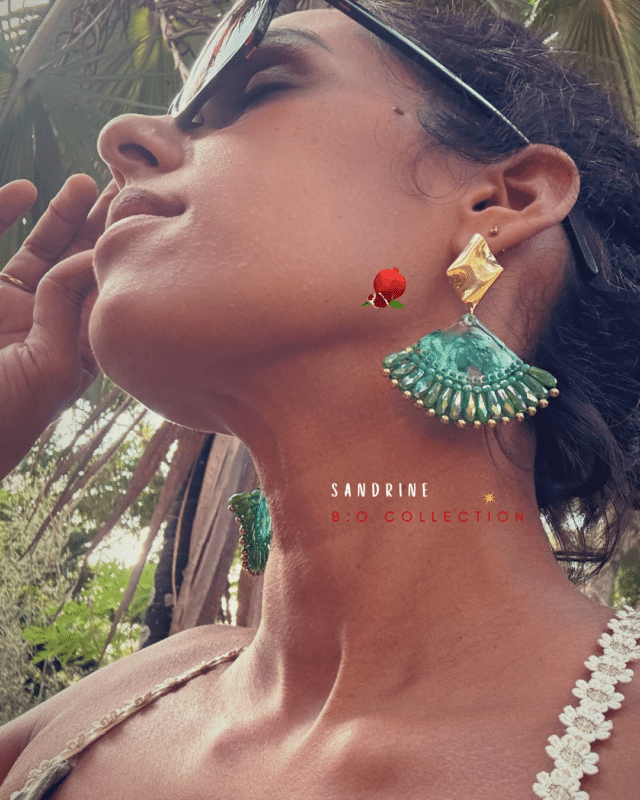 Boucle d’oreille avec clou d'oreille losange en acier inoxydable Coloris vert Pendentif losange en résine et en perles tressées à la main