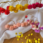 Camélia : portez des fleurs toute l'année ! Clou d'oreille créole 3 fleurs en tissu 5 coloris au choix (de gauche à droite photo 1) : corail, jaune soleil, rose fuchsia, rose bonbon, trio lilas/blanc/rose