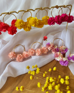 Camélia : portez des fleurs toute l'année ! Clou d'oreille créole 3 fleurs en tissu 5 coloris au choix (de gauche à droite photo 1) : corail, jaune soleil, rose fuchsia, rose bonbon, trio lilas/blanc/rose